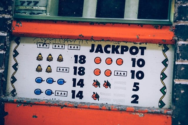 Ein Spielautomat mit verschiedenen Gewinnsymbolen.